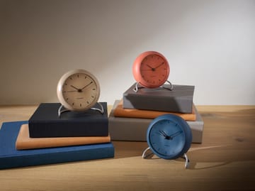 Orologio da tavolo AJ City Hall - sandy beige - Arne Jacobsen Clocks