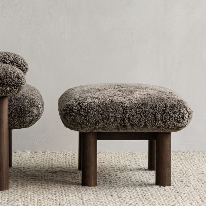 Poggiapiedi Brasilia, tessuto bouclé 02 beige, struttura in rovere Audo Copenhagen