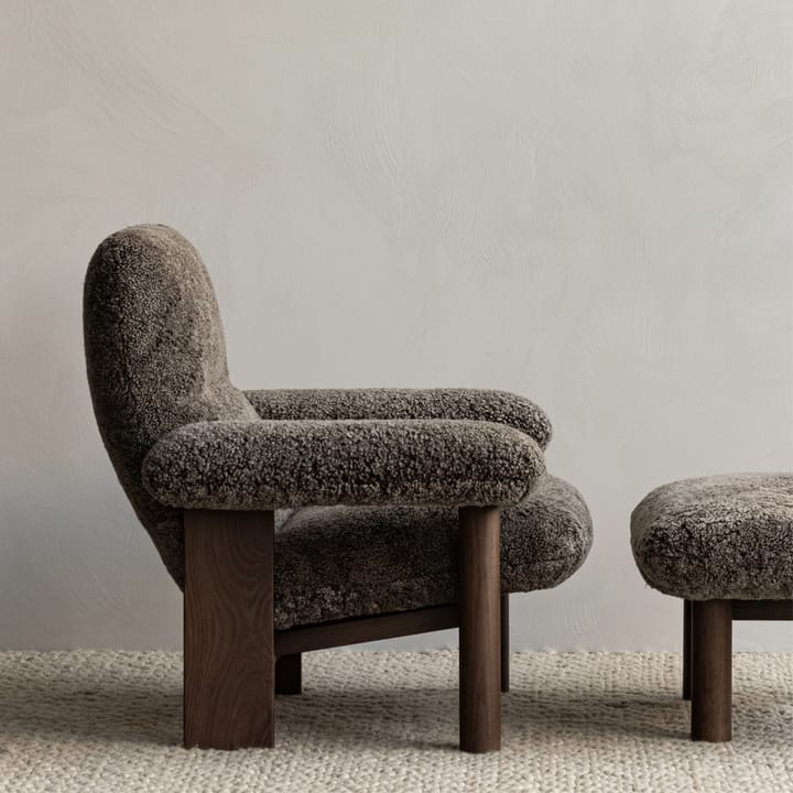 Poltrona Brasilia, pelle di pecora marrone root, struttura in rovere Audo Copenhagen