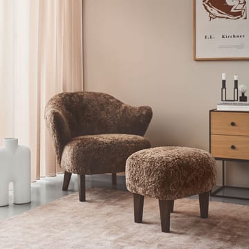 Poltrona Ingeborg - tessuto sahcozero beige, poggiapiedi incluso, gambe in rovere affumicato - Audo Copenhagen