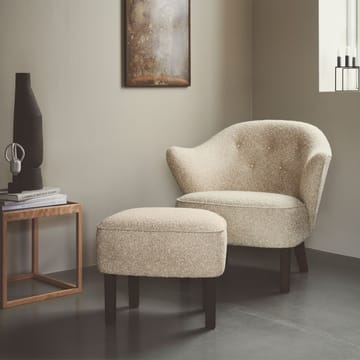 Poltrona Ingeborg - tessuto sahcozero beige, poggiapiedi incluso, gambe in rovere affumicato - Audo Copenhagen