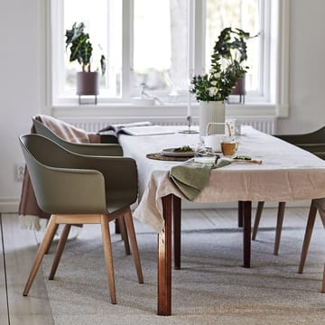 Sedia con braccioli Harbour con gambe in rovere - verde oliva - Audo Copenhagen