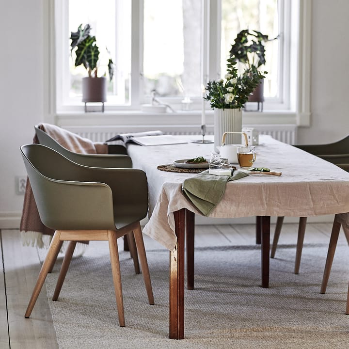 Sedia con braccioli Harbour con gambe in rovere, verde oliva Audo Copenhagen