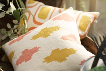 Federa Ikat Agra, 50x50 cm - Rosa, giallo spezia - Chhatwal & Jonsson