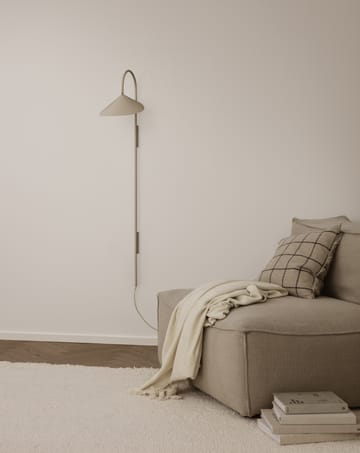 Lampada alta da parete girevole Arum - Cashmere - ferm LIVING