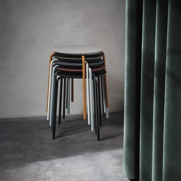 Sgabello Herman - Oak dark stained, supporto in acciaio nero - ferm LIVING