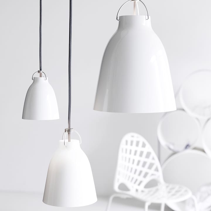 Lampadario Caravaggio 1, vetro opalino bianco, cavo tessile grigio Fritz Hansen