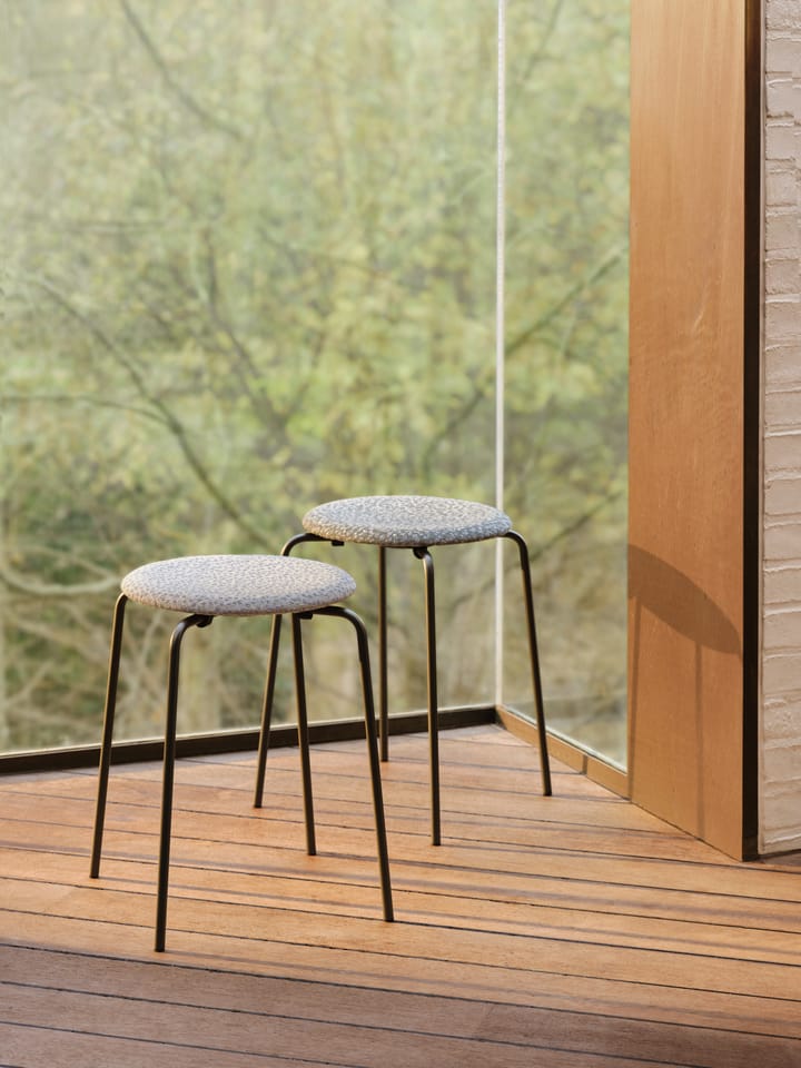 Sgabello Dot in tessuto, Grigio-beige-bianco Fritz Hansen