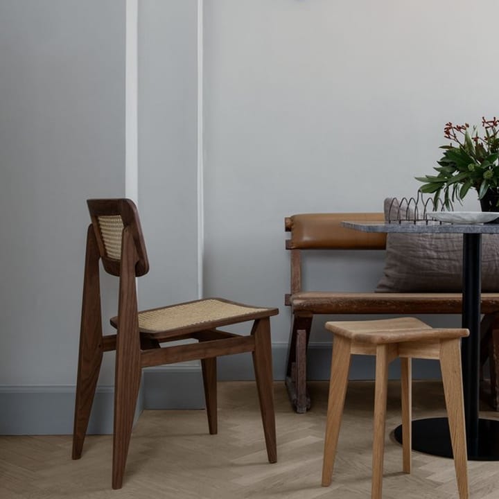 Sedia C-Chair, rovere macchiato nero, seduta e schienale intrecciati in materiale naturale GUBI