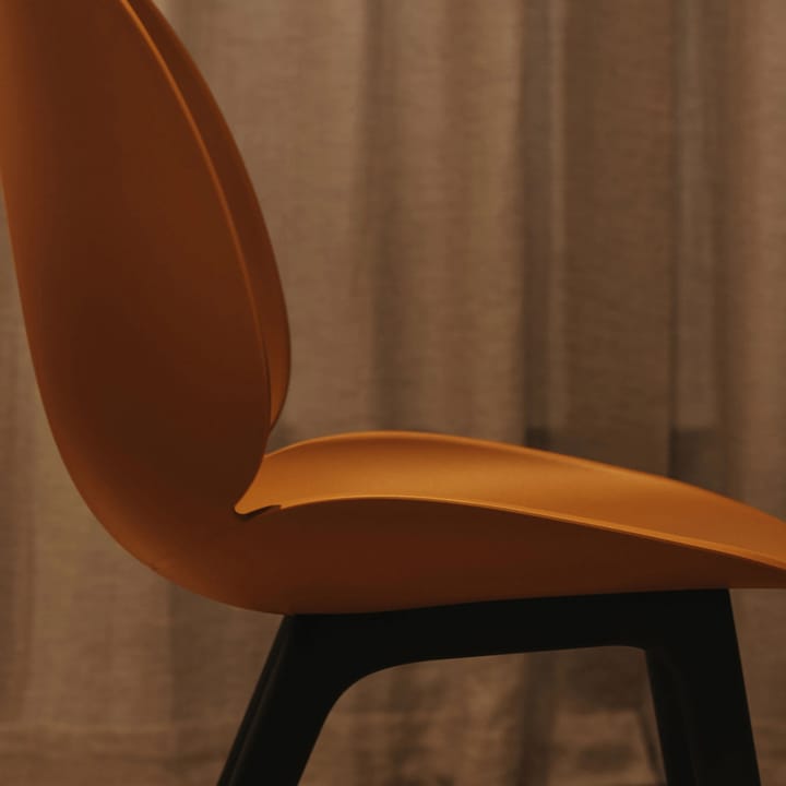 Sedia in plastica Beetle - marrone ambra, gambe nere - GUBI