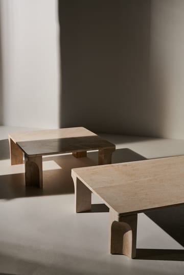 Tavolino Doric 80x140 cm - Bianco naturale, travertino - GUBI