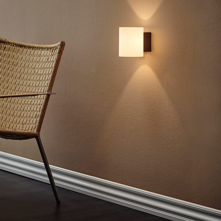 Lampada da parete piccola Evoke, grigio antracite-vetro bianco  Herstal