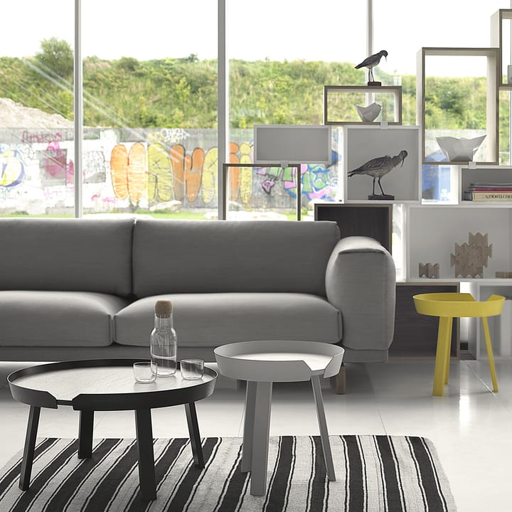 Divano Rest, Divano a 3 posti in tessuto steelcut Trio ii 13 light grey. Gambe in rovere Muuto