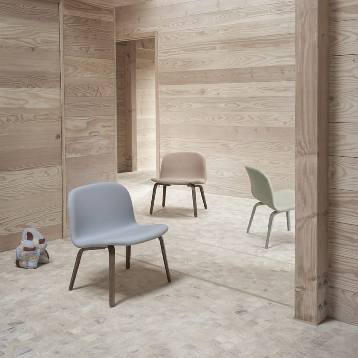 Poltrona lounge imbottita Visu, Pelle beige lavorata con metodo Refine, rovere marrone Muuto