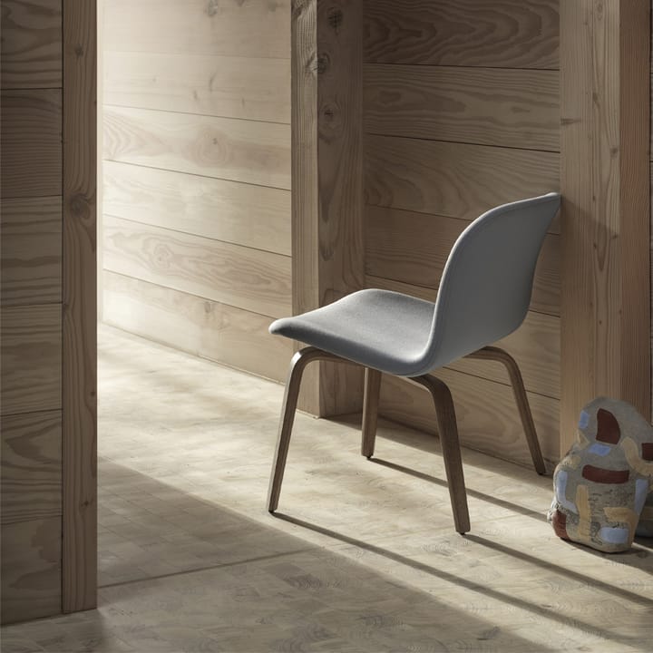 Poltrona lounge imbottita Visu, Pelle beige lavorata con metodo Refine, rovere marrone Muuto