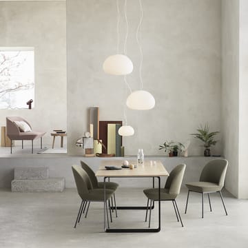 Poltroncina rivestita in tessuto Oslo - Ocean 21, nero antracite - Muuto