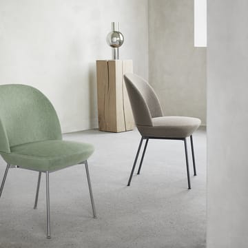 Poltroncina rivestita in tessuto Oslo - Ocean 21, nero antracite - Muuto