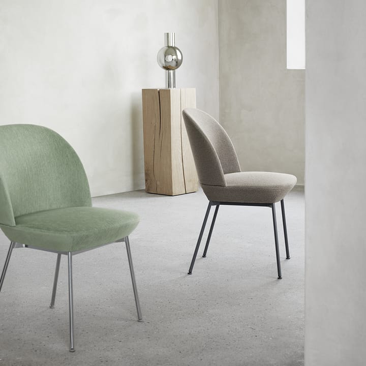 Poltroncina rivestita in tessuto Oslo, Ocean 80, nero antracite Muuto