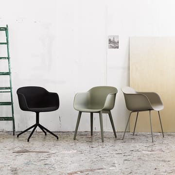 Sedia con braccioli e gambe in legno Fiber - verde polvere, gambe tinte in marrone scuro - Muuto