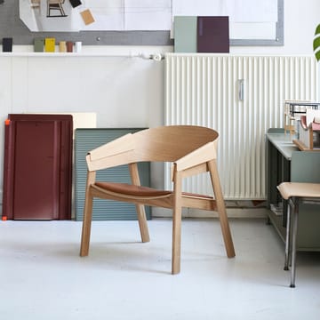 Sedia da salotto Cover - Pelle lavorata con metodo Refine, cognac-rovere - Muuto