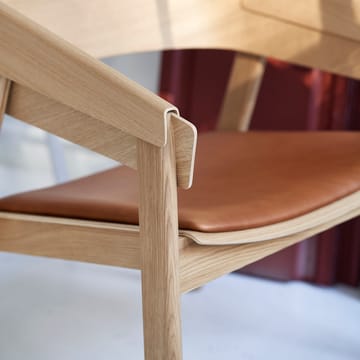 Sedia da salotto Cover - Pelle lavorata con metodo Refine, cognac-rovere - Muuto