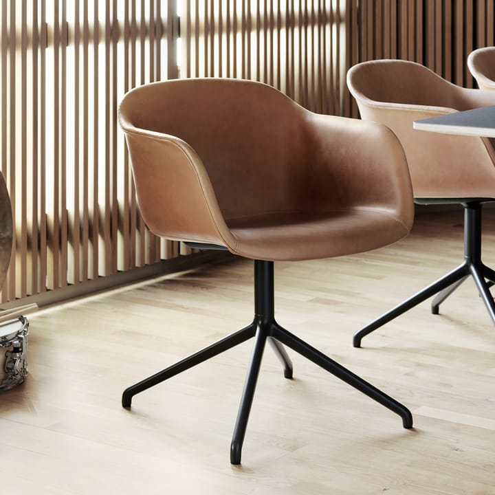 Sedia da ufficio con base girevole e meccanismo di ritorno Fiber, Cognac leather-anthracite black Muuto