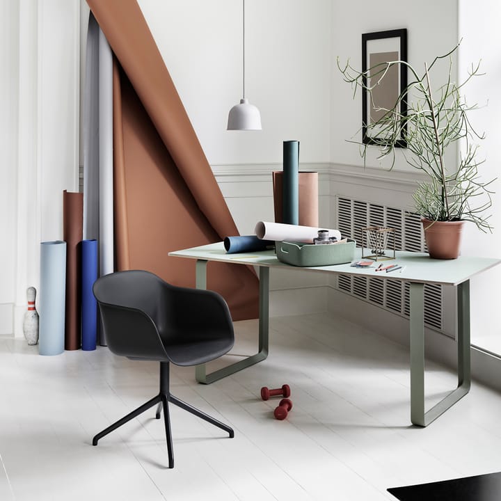 Sedia da ufficio con base girevole e meccanismo di ritorno Fiber, Ochre-anthracite black Muuto