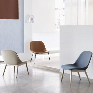 Sedia Fiber Lounge con gambe in rovere - Tessuto Steelcut trio 236 - Muuto