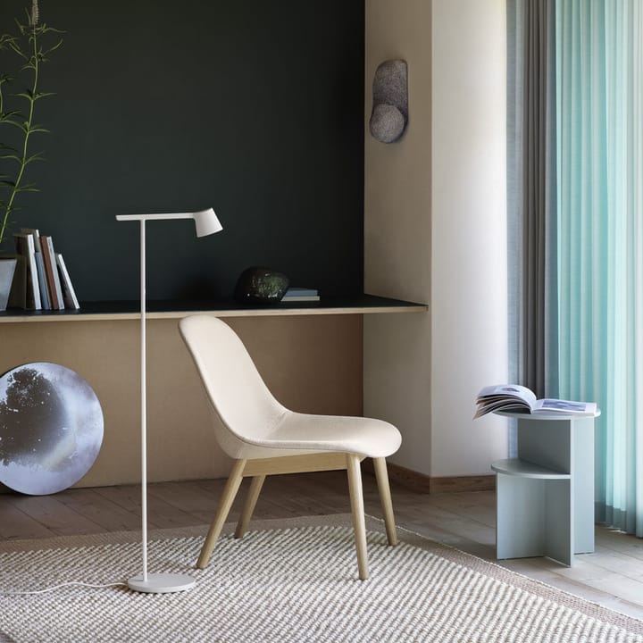 Sedia lounge con base in legno Fiber, bianco naturale, gambe in rovere Muuto