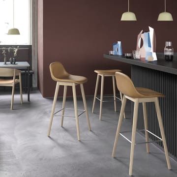 Sgabello da bar con schienale Fiber - Tessuto twill weave 990 verde scuro, gambe in rovere tinte marrone, basso - Muuto