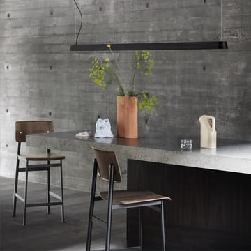 Sgabello da bar Loft - Marrone scuro macchiato, alto, base in acciaio nero - Muuto