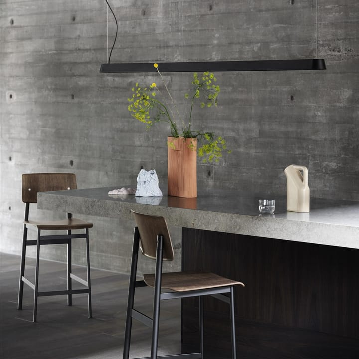 Sgabello da bar Loft - Marrone scuro macchiato, alto, base in acciaio nero - Muuto