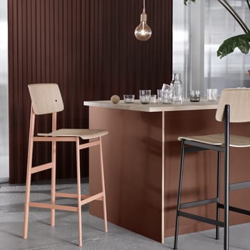 Sgabello da bar Loft - Marrone scuro macchiato, basso, supporto in acciaio nero - Muuto