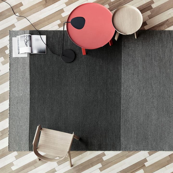 Tappeto Varjo 170x240 cm, grigio scuro Muuto