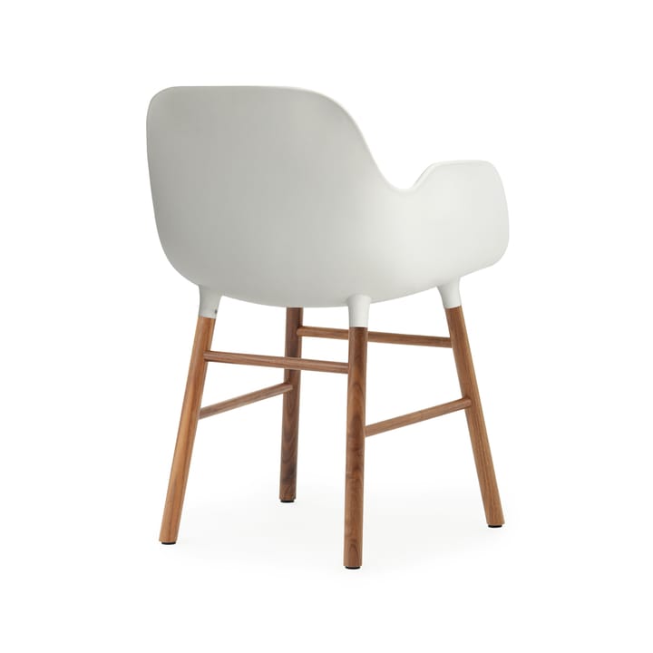 Sedia con braccioli Form - bianco, gambe in noce - Normann Copenhagen