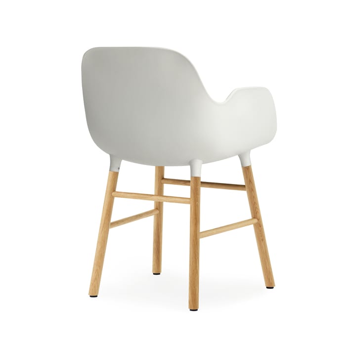 Sedia con braccioli Form - bianco, gambe in rovere - Normann Copenhagen