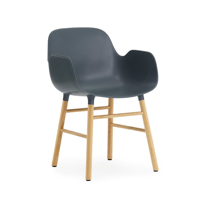 Sedia con braccioli Form - blu, gambe in rovere - Normann Copenhagen