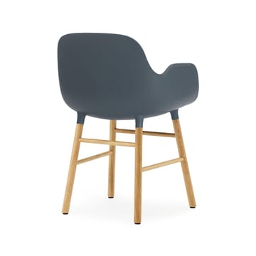 Sedia con braccioli Form - blu, gambe in rovere - Normann Copenhagen