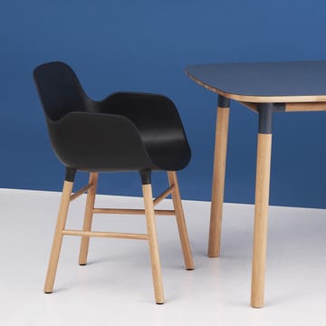 Sedia con braccioli Form - blu, gambe in rovere - Normann Copenhagen