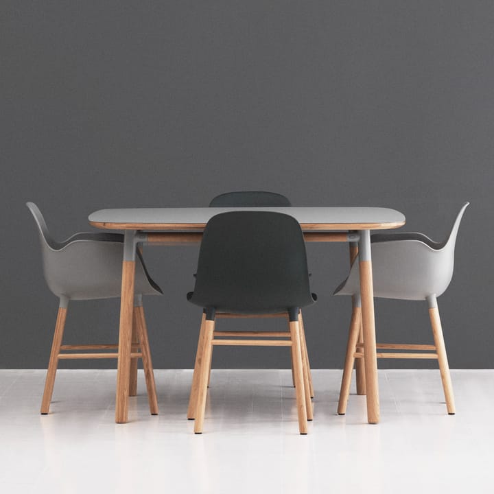 Sedia con braccioli Form - blu, gambe in rovere - Normann Copenhagen