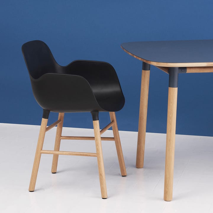 Sedia con braccioli Form - grigio, gambe in noce - Normann Copenhagen