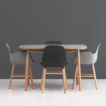 Sedia con braccioli Form - nero, gambe in rovere - Normann Copenhagen