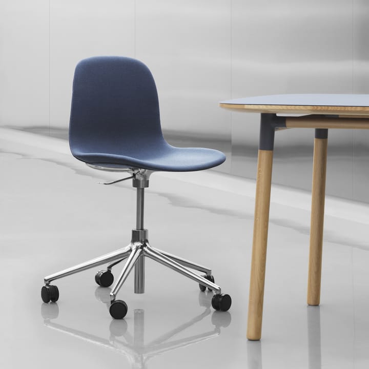 Sedia da ufficio girevole Form 5W - bianco, alluminio nero, ruote - Normann Copenhagen