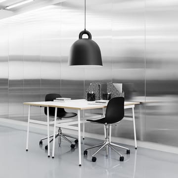 Sedia da ufficio girevole Form 5W - bianco, alluminio nero, ruote - Normann Copenhagen