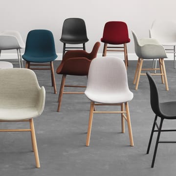 Sedia Form - rosso, gambe in rovere - Normann Copenhagen