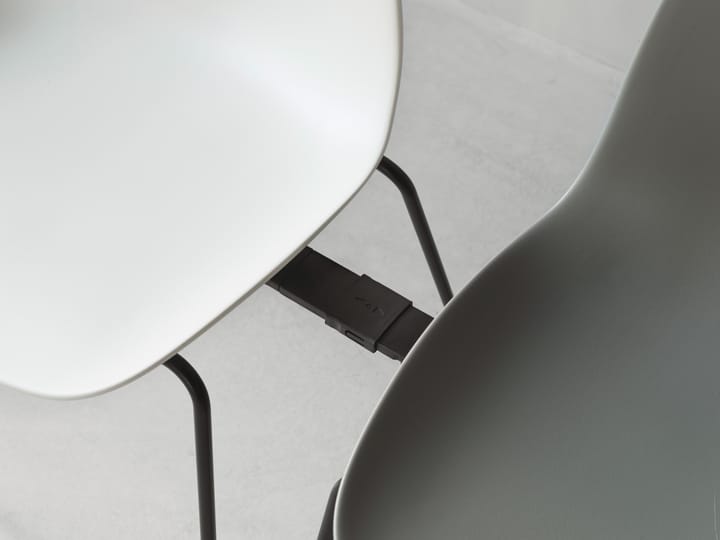 Sedia impilabile Form Chair con gambe nere in confezione da 2, Bianco - undefined - Normann Copenhagen