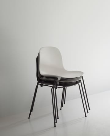 Sedia impilabile Form Chair con gambe nere in confezione da 2, Bianco - undefined - Normann Copenhagen