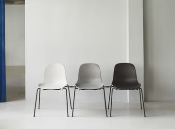 Sedia impilabile Form Chair con gambe nere in confezione da 2, Bianco - undefined - Normann Copenhagen