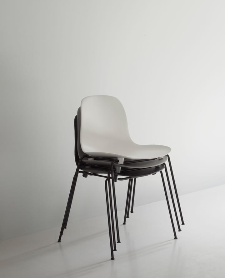 Sedia impilabile Form Chair con gambe nere in confezione da 2, Grigio - undefined - Normann Copenhagen