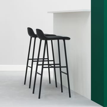 Sgabello da bar alto Form - blu, gambe in acciaio laccato blu - Normann Copenhagen